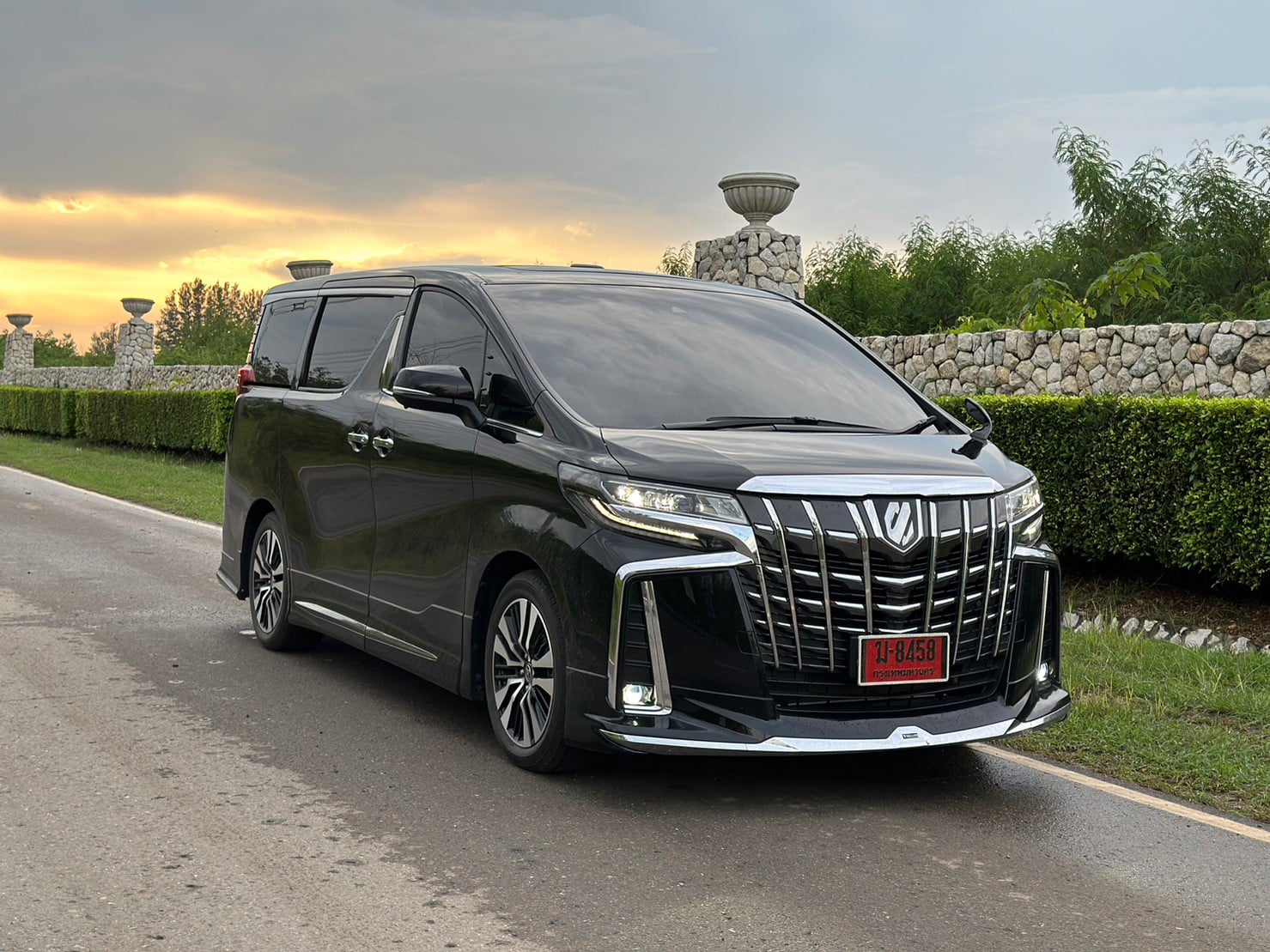 บริการให้เช่า Alphard พร้อมคนขับ VIP - AlphardSky.com